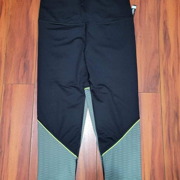 Victoria Sport Knockout Capri Leggings by Victoria's Secret - Picture 3 of 3